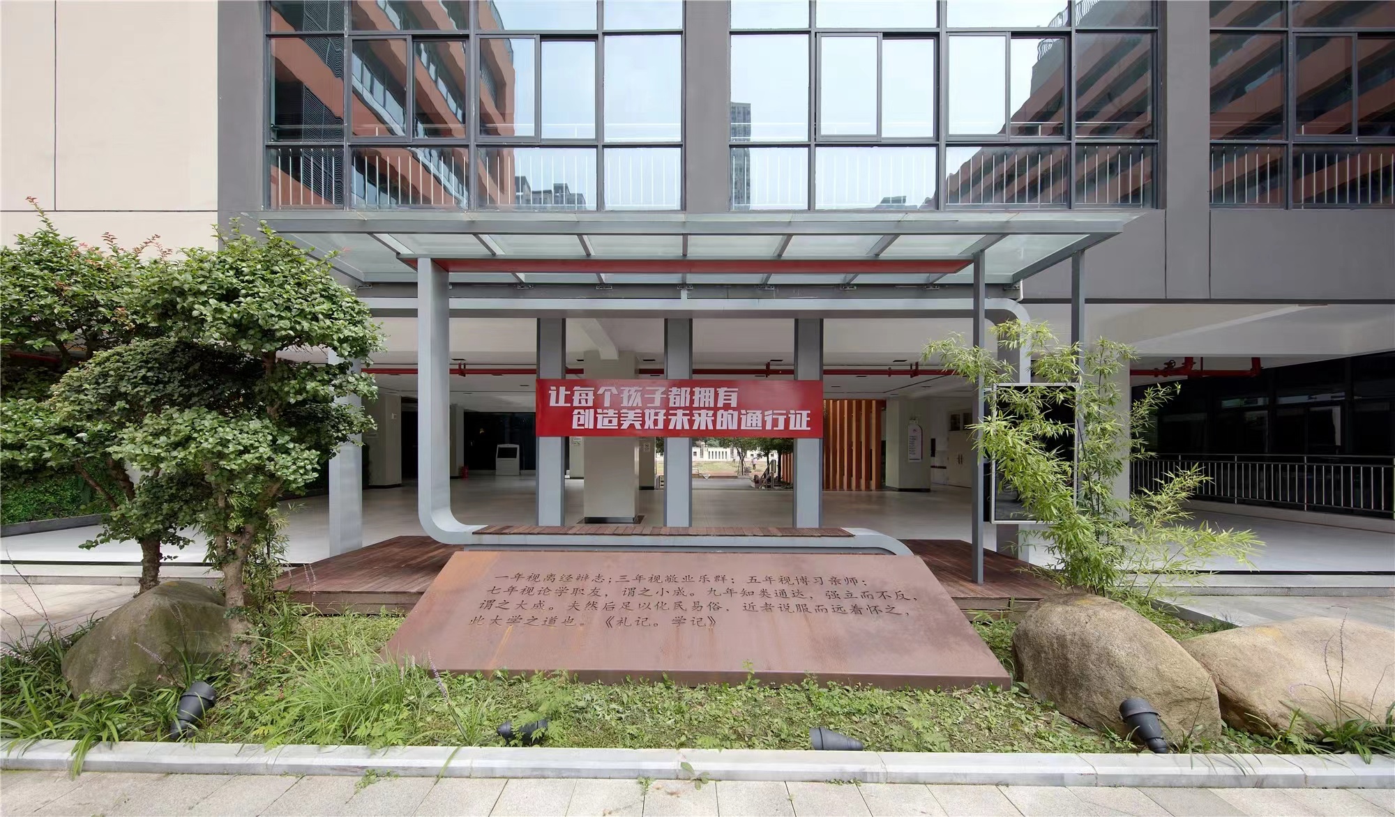 【學校案例】今泰裝飾在武漢市先后完成了與紅領巾學校6個校區(qū)的項目交付！(圖1)